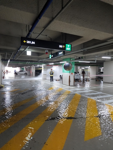 서대문구 소재 한 아파트 지하주차장에서 수도관이 파열돼 물난리를 겪었다 [독자 제공. 재판매 및 DB 금지]