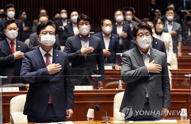 국기에 대한 경례하는 권성동 원내대표와 의원들 (서울=연합뉴스) 하사헌 기자 = 국민의힘 권성동 원내대표, 송언석 원내수석부대표와 의원들이 11일 서울 여의도 국회에서 열린 의원총회에서 국기에 대한 경례를 하고 있다. 2022.7.11 [국회사진기자단] toadboy@yna.co.kr