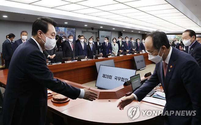 인사하는 윤석열 대통령과 추경호 경제부총리 (서울=연합뉴스) 사진은 윤석열 대통령이 지난 달 21일 서울 용산 대통령실 청사에서 열린 국무회의에서 추경호 경제부총리 겸 기획재정부 장관과 인사하고 있는 모습. [연합뉴스 자료사진]