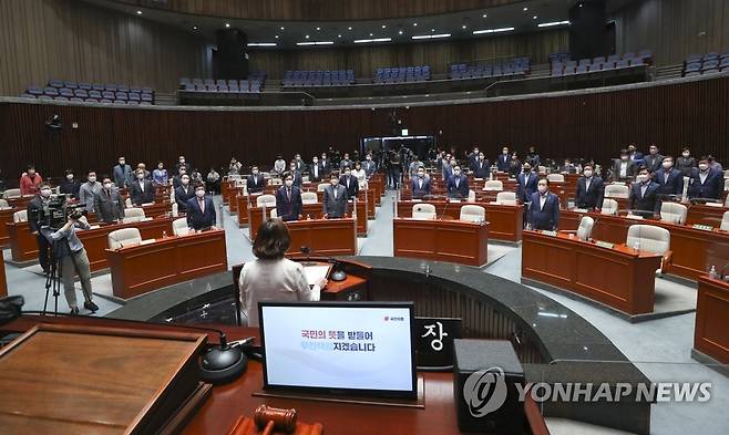 국민의힘, '권성동 직대체제' 추인 (서울=연합뉴스) 이정훈 기자 = 11일 오후 국회에서 열린 국민의힘 의원총회에서 양금희 원내대변인이 '권성동 당 대표 직무대행 체제'를 추인하는 내용이 담긴 결의문을 발표하고 있다. 2022.7.11 [국회사진기자단] uwg806@yna.co.kr