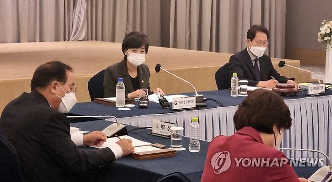 전국 교육감과 간담회하는 박순애 부총리 (부여=연합뉴스) 김준호 기자 = 11일 오후 충남 부여 롯데리조트에서 전국시도교육감협의회 정기 총회가 열린 가운데 박순애 사회부총리 겸 교육부 장관이 전국 교육감들과 간담회를 하기에 앞서 인사말을 하고 있다. 2022.7.11 kjunho@yna.co.kr