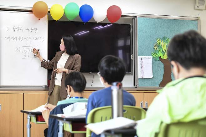 서울 광진구의 한 초등학교 학생들이 수업을 듣고 있다. (사진=뉴시스)