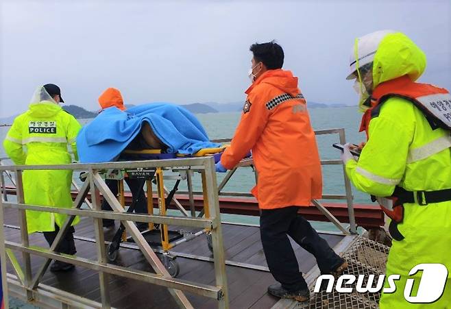 완도해양경찰이노화읍에서 발생한 교통사고 응급환자를 긴급 이송하고 있다.(완도해경 제공)/뉴스1 © News1DB