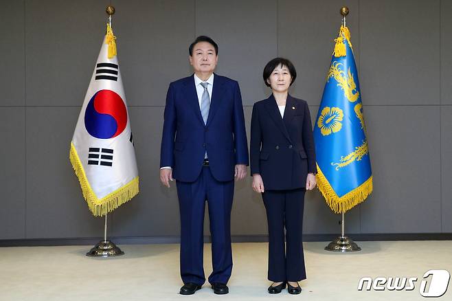 윤석열 대통령이 지난 5월26일 정부세종청사에서 한화진 환경부 장관에게 국무위원 임명장을 수여한 뒤 기념촬영하고 있다. (대통령실사진기자단) 2022.5.26/뉴스1 © News1 안은나 기자