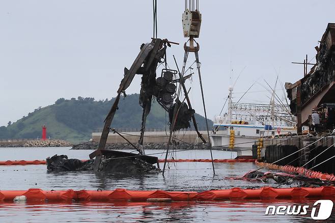 12일 오전 인양 중인 A호 선체. 2022.7.12/뉴스1© News1