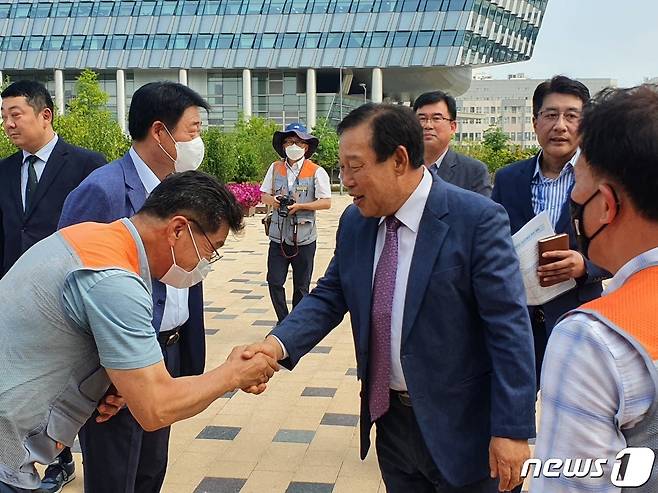 당선 뒤 처음으로 세종시를 찾은 최민호 세종시장이 시청 관계자들과 악수를 나누고 있다. (자료사진) © 뉴스1