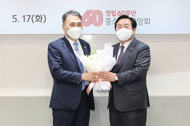 김기문 중기중앙회장과 이종욱 조달청장이 기념 촬영을 하고 있다.(중소기업중앙회 제공)© 뉴스1