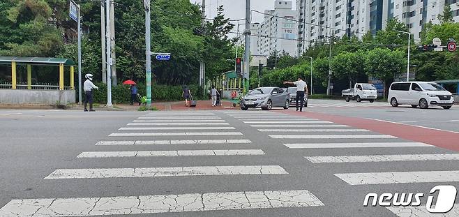 보행자 보호 의무를 강화한 도로교통법 개정안 시행일인 12일 충북 청주시 상당구 용암농협 사거리에서 한 경찰관이 우회전 차량을 대상으로 통행 유도를 하고 있다.2022.7.12/© 뉴스1 조준영 기자