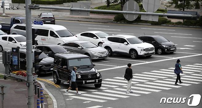 횡단보도 앞 일시정지 등 보행자 보호 의무를 강화한 도로교통법 개정안 시행 첫날인 12일 오전 울산 남구 한 교차로에서 우회전 차량이 횡단보도를 넘어선 채 멈춰 서 있다. 2022.7.12/뉴스1 © News1 윤일지 기자