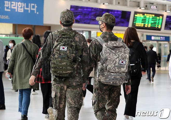 서울역에서 군인 장병들이 이동하고 있다. 2022.4.30/뉴스1 © News1 박세연 기자