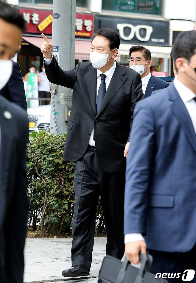 윤석열 대통령이 12일 오후 서울시 종로구 주한일본대사관 공보문화원에 마련된 아베 신조 전 일본 총리 분향소에 들어서고 있다.2022.7.12/뉴스1 © News1 임세영 기자