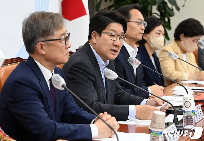 권성동 국민의힘 대표 직무대행 겸 원내대표가 12일 오후 서울 여의도 국회에서 열린 혁신위원회 제4차 전체회의에서 발언하고 있다. (공동취재) 2022.7.12/뉴스1 © News1 이재명 기자