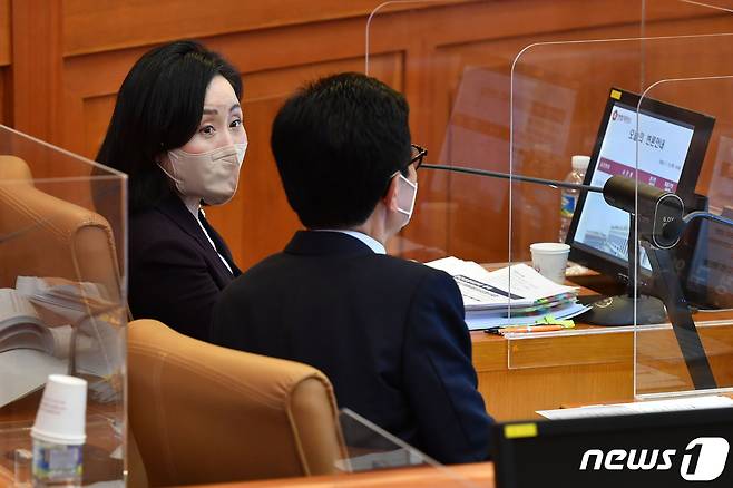 전주혜 국민의힘 의원이 12일 오후 서울 종로구 헌법재판소 대심판정에서 열린 '검수완박'(검찰 수사권 완전히 박탈) 법안으로 불리는 검찰청법·형사소송법 개정안 권한쟁의심판 공개변론에 참석해 있다. (공동취재) 2022.7.12/뉴스1 © News1 송원영 기자