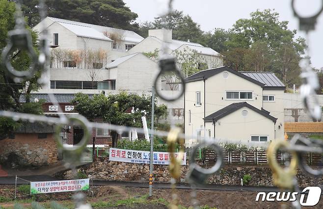 14일 경남 양산 평산마을 문재인 전 대통령 사저 앞 도로에 보수단체에서 설치한 수갑이 걸려져 있다. 2022.6.14/뉴스1 © News1 김영훈 기자