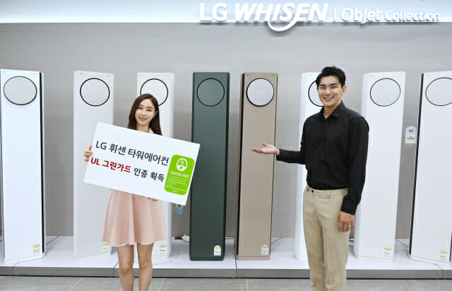 LG 휘센 타워 에어컨이 국내 스탠드형 에어컨 최초로 실내공기질의 안전성을 평가하는 UL 그린가드 골드(GREENGUARD GOLD) 인증을 받았다. 모델들이 LG 휘센 타워 에어컨을 소개하고 있다. (사진=LG전자)