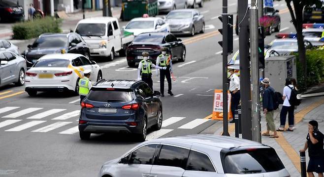 횡단보도 앞 일시정지 등 보행자 보호의무가 강화된 개정 도로교통법이 오는 12일부터 시행되는 가운데 11일 오후 광주 동구 장동로터리에서 광주 동부경찰서 안전계 직원들이 횡단보도 앞 우회전 차량들을 대상으로 계도 활동을 벌이고 있다.ⓒ뉴시스