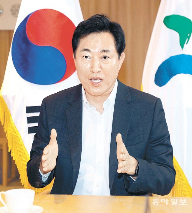 오세훈 서울시장이 11일 시청 집무실에서 동아일보와 인터뷰를 갖고 있다. 사상 첫 4선 서울시장이 된 오 
시장은 “26곳까지 늘어난 서울시 산하 공공기관 중 최소 3, 4곳은 통폐합하겠다”고 밝혔다. 김동주 기자 
zoo@donga.com