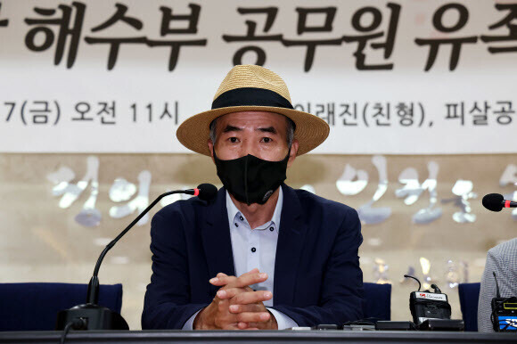 2020년 9월 북한군에 의해 피살한 해양수산부 공무원 이대준씨의 형 이래진씨가 지난 6월 서울 서초구 서울지방변호사회 변호사회관에서 입장을 밝히고 있다. 연합뉴스