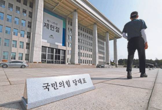 이날 국회 본청 앞 이준석 대표의 주차자리가 비어 있다. 이 대표는 지난 8일 당 중앙윤리위원회로부터 당원권 6개월 정지의 징계를 받았다. 김상선 기자