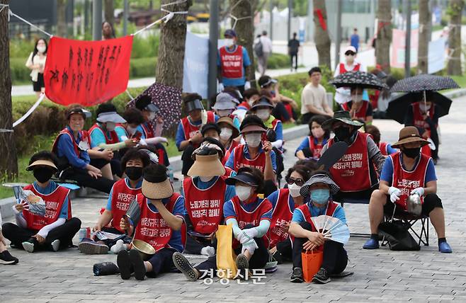 연세대 청소노동자들이 지난 4일 서울 서대문구 연세대학교 백양관 앞에서 시급 440원 인상, 샤워실 설치 등을 요구하며 시위를 하고 있다. 최근 연세대생 3명은 집회 소음으로 인한 학습권 침해를 이유로 민주노총 공공운수노조 연세대분회 집행부를 상대로 손해배상 청구 소송을 제기했다. 한수빈 기자