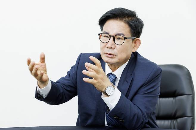 박강수 마포구청장이 지난달 26일  서울 마포구 성산동 마포중앙도서관에서 경향신문과 인터뷰를 하고 있다. 마포구 제공