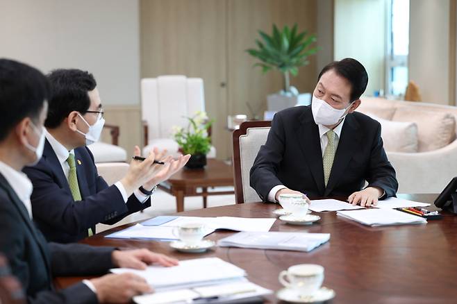 윤석열 대통령이 12일 오전 서울 용산 대통령실 청사 집무실에서 이창양 산업통상자원부 장관(왼쪽 두 번째)으로부터 업무보고를 받고 있다. 연합뉴스.