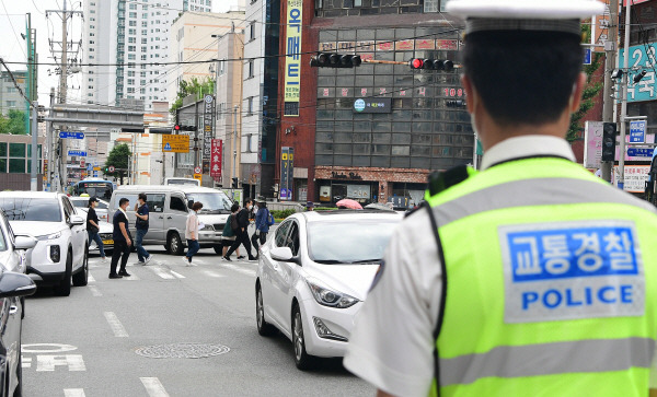 부산 서구의 한 도로에서 12일 교통경찰이 첫 시행하는 개정된 도로교통법 단속을 시행하고 있다. 여주연 기자 / yeon@