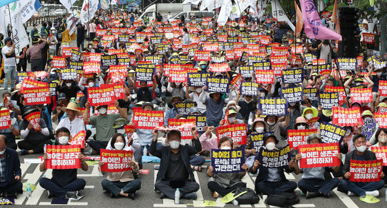 (서울=뉴스1) 임세영 기자 = 12일 오후 서울 용산구 서울역 인근에서 열린 환태평양경제동반자협정(CPTPP) 가입 저지 7.12범국민 대회에서 참석자들이 농어업홀대 윤석열 정부 규탄, 농어민 생존권 쟁취를 외치고 있다. 2022.7.12/뉴스1