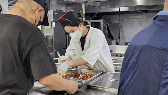 경기 성남시에 있는 무료 급식소 ‘안나의 집’에서 배식봉사 중인 박지현 전 더불어민주당 비상대책위원장. 박 전 위원장 페이스북 캡처