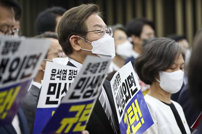 이재명 더불어민주당 의원이 지난 11일 오후 국회에서 열린 의원총회에서 동료 의원들과 함께 윤석열 정부를 규탄하는 피켓을 들고 있다. [연합]