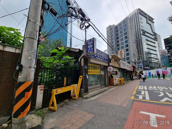 창천동 18-42 일대 이면도로쪽 모습. 상가는 모두 임차인들이 퇴실해 공실상태이다.[헤럴드경제DB]