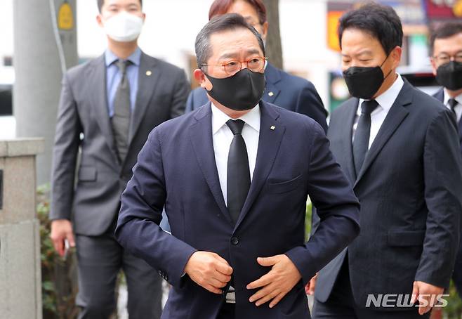 [서울=뉴시스] 배훈식 기자 = 구자열 무역협회 회장이 11일 오후 서울 종로구 일본대사관 공보문화원에 마련된 아베 신조 전 일본 총리 분향소를 찾고 있다. 2022.07.11. dahora83@newsis.com