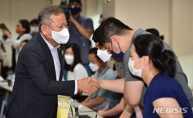 [대구=뉴시스] 이무열 기자 = 이상민 행정안전부 장관이 12일 오후 대구 수성구 대구경찰청에서 열린 ‘경찰제도 개선안 관련 영남권 간담회'에 앞서 참석한 경찰관들과 악수를 나누고 있다. 2022.07.12. lmy@newsis.com