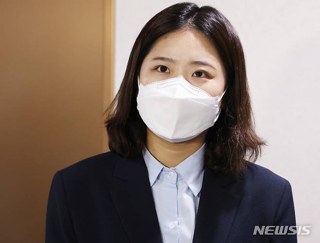 [수원=뉴시스] 김종택기자 = 박지현 전 더불어민주당 비상대책위원장이 11일 오후 경기도 수원시 영통구 경기도청을 방문해 김동연 경기지사와 비공개 면담을 마친 뒤 취재진 질문에 답변하고 있다. 2022.07.11. jtk@newsis.com