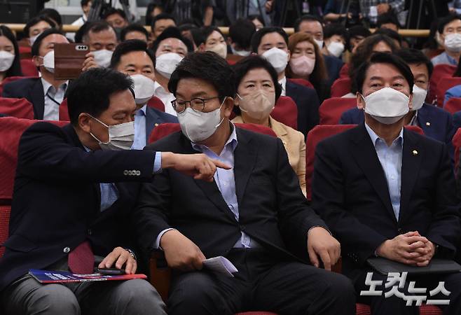 국민의힘 김기현 전 원내대표(왼쪽)와 권성동 당대표 직무대행 겸 원내대표가 12일 오전 국회 의원회관 2소회의실에서 열린 '위기를 넘어 미래로, 민·당·정 토론회'에 참석해 대화를 나누고 있다. 오른쪽은 안철수 의원. 황진환 기자