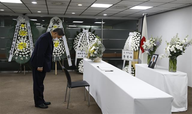 박진 외교부 장관이 11일 서울 종로구 일본대사관 공보문화원에 마련된 아베 신조 전 일본 총리 분향소를 찾아 조문하고 있다.뉴시스