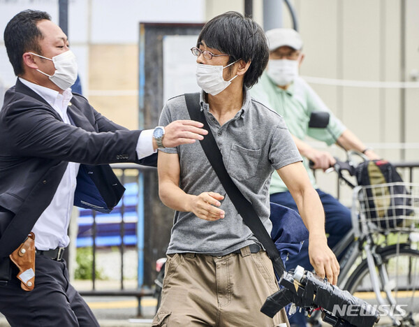 지난 8일 일본 나라시에서 가두 연설을 하던 아베 신조 전 총리에게 총격을 가한 용의자 야마가미 데쓰야(41)가 현장에서 체포되고 있다.뉴시스 자료사진