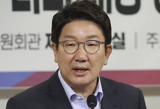 권성동 국민의힘 당대표 직무대행겸 원내대표가 12일 서울 여의도 국회 의원회관에서 열린 안철수 국민의힘 의원 주최 ‘위기를 넘어 미래로, 민·당·정 토론회‘에 참석해 축사를 하고 있다. 2022.07.12. 공동취재사진