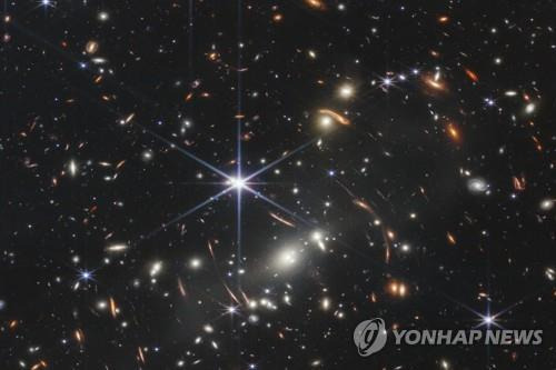 미항공우주국이 첫 공개한 제임스웹 우주망원경으로 찍은 SMACS 0723 은하단 이미지 [AP=연합뉴스. NASA 제공. 재판매 및 DB 금지]