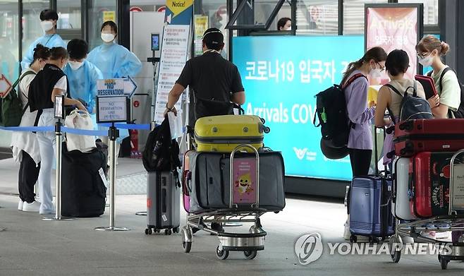 붐비는 공항 코로나19 검사센터 (영종도=연합뉴스) 한상균 기자 = 지난 11일 인천공항 코로나19 검사센터 모습. 2022.7.11 xyz@yna.co.kr