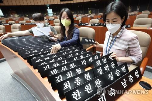 새 주인 맞을 준비로 분주한 경기도의회 (수원=연합뉴스) 홍기원 기자 = 4일 오후 경기도 수원시 경기도의회에서 관계자들이 개원을 앞두고 의원 명패를 정리하고 있다. 2022.7.4 xanadu@yna.co.kr