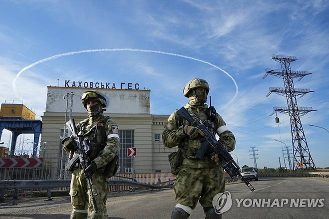 노바 카호우카 수력발전댐에서 경계 업무 중인 러시아군 [연합뉴스 자료사진. 재판매 및 DB금지]