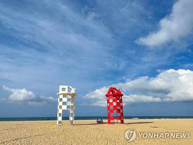 망상해변에 설치된 이색 망루 [동해시 제공. 재판매 및 DB 금지]