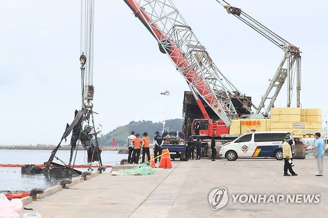 한림항 화재 어선 인양 (제주=연합뉴스) 박지호 기자 = 12일 오전 제주시 한림항에서 해경 관계자들이 지난 7일 불이 난 한림 선적 근해채낚기 어선 A호(29t) 인양작업을 하고 있다. 2022.7.12 jihopark@yna.co.kr