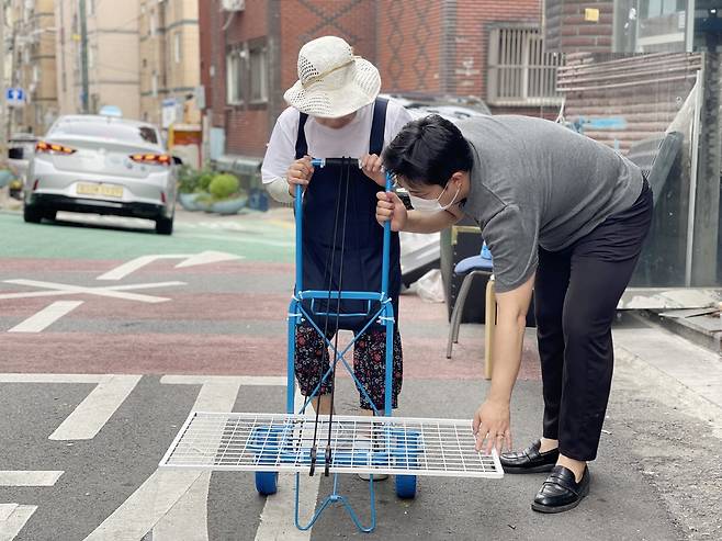 폐지 수거 노인에게 손수레 전달 [인천시 남동구 노인복지관 제공. 재판매 및 DB 금지]