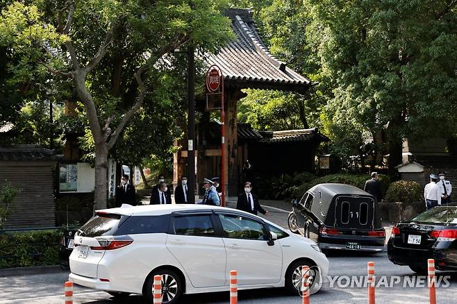 도쿄 사찰에 도착하는 아베 전 일본 총리 운구차 (도쿄 로이터=연합뉴스) 지난 11일 아베 신조 전 일본 총리의 시신을 운구하는 차량이 도쿄 미나토구에 있는 사찰인 조조지에 도착하고 있다. 2022.7.11 jsmoon@yna.co.kr