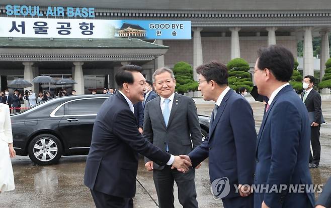 악수하는 윤석열 대통령과 권성동 원내대표 [연합뉴스 자료사진]