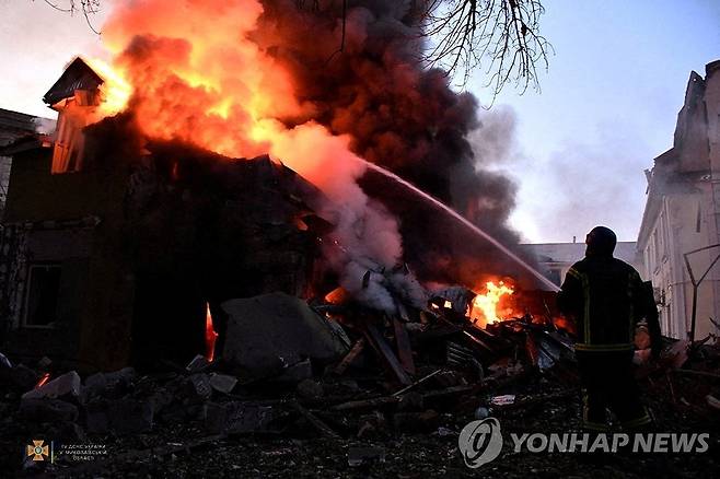 러시아의 폭격을 받은 우크라이나 마을 [로이터 연합뉴스 자료 사진. 재판매 및 DB 금지]