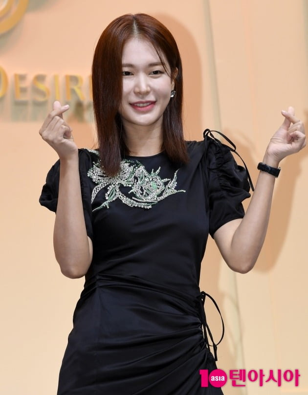 Actor Jung Yoo-jin has expressed his feelings on the Netflix series Remarriage & Desires.On the 13th, a production presentation of Netflix series Remarriage & Desires was held at Crest 72 Hall in Jangchung-dong, Seoul.Director Kim Jung-min and Actor Kim Hee-sun, Lee Hyeonwuk, Jung Yoo-jin, Park Hoon and cha Ji-yeon attended.Jung Yoo-jin said, I saw the script and it was an ending restaurant. It was so attractive to see it.Ive been playing the villain, and I wanted to challenge the new villain. The subject of Blow-Up was fresh for me, he said.Jung Yoo-jin said, Jin Yu-hee has everything, but he has something. It is black.We jump in to get to the top black and Super Black, no matter how and how, Character explained.Jung Yoo-jin is said to be prepared to be cursed by fans around the world. I was surprised to see the script.They say eight things (just crimes) such as fraud. It was hard to describe. But I think its a character who candidly reveals Blow-Up.My seniors helped me do it, he said.Jung Yoo-jin and Kim Hee-sun are said to be in the play, but they are actually strong. Jung Yoo-jin said, My seniors neck was a bit bad when I shot.If you have a bad neck when you are ambassador, I have a medicine. Cha Ji-yeon, who is also active in the musical stage, also said, I gave you a variety of medicines and candy that I was helped with.Kim Hee-sun, born in 1977, said, It is Age that needs to be fixed a little while taking medicine.Mr. Hyun-wook and Actors gave me drugs every day when I met him every day. Jung Yoo-jin said, You took care of him.He is an atmosphere maker and a leader in Remarriage & Desires. Remarriage & Desires is a Netflix series that depicts the revenge and Blow-Up scandals unfolded by the upper-class marriage information company that deals with conditions that are not love.It will be released on the 15th.