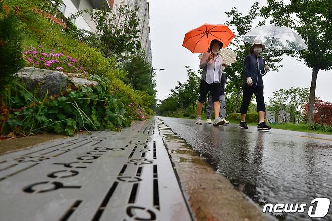 11일 오전 경북 포항시 전역에 장맛비가 내리고 있는 가운데 남구 대잠동그린웨이 철길 숲에서 시민들이 산책하고 있다. 최근 포항지역에는 비다운 비가 내리지 않고 있다.2022.7.11/뉴스1 © News1 최창호 기자